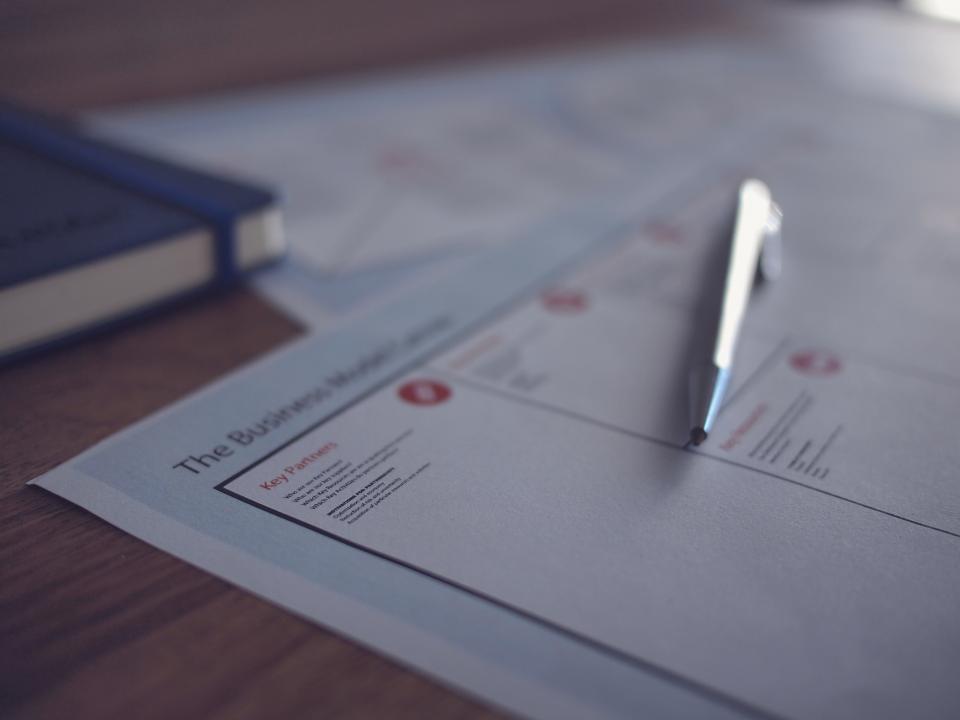 Documentos sobre una mesa para leer e interpretar la factura eléctrica de una empresa